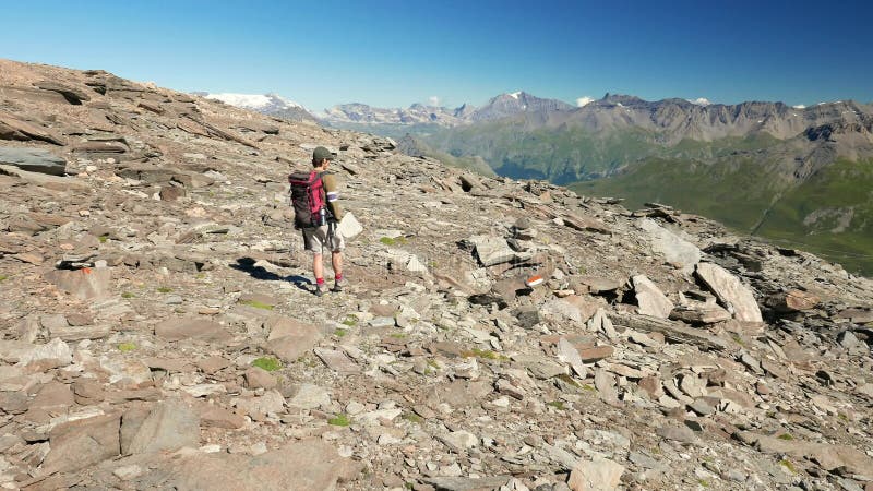 Frau, die in felsige Berglandschaft der großen Höhe geht Sommerabenteuer auf den italienischen französischen Alpen Langsame Beweg