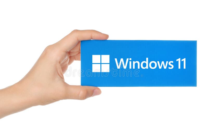 Frau, die Fenster hält 11 Logotyp aus Papier isoliert auf transparentem Hintergrund. Windows 11 ist ein Betriebssystem stockfotos