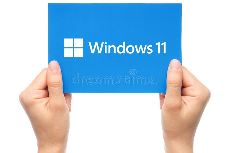 Frau, die Fenster hält 11 Logotyp aus Papier isoliert auf transparentem Hintergrund. Windows 11 ist ein Betriebssystem lizenzfreies stockbild