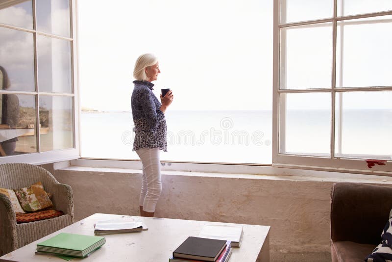 Sexy Frau durch Fenster stockfoto. Bild von lang, feld