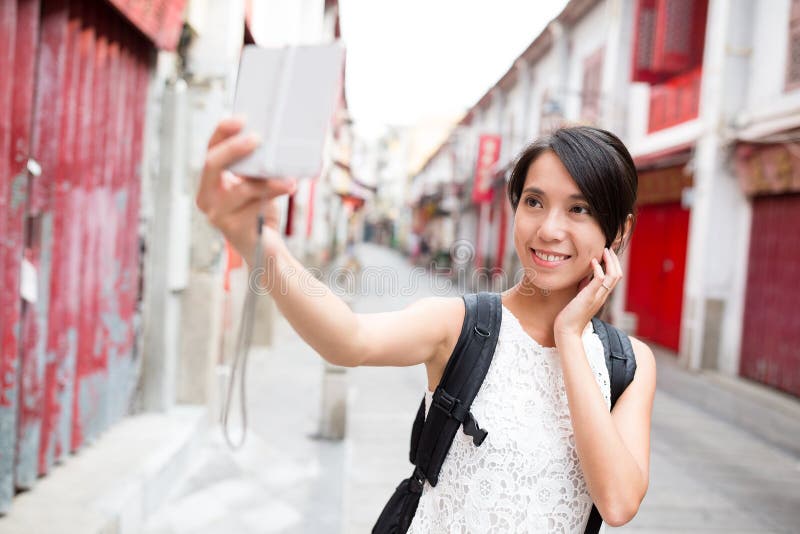 Frau, die Foto durch Digitalkamera in alter Stadt Macaus macht lizenzfreie stockfotos Frau, die Foto durch Digitalkamera in alter Stadt Macaus macht lizenzfreie stockfotos