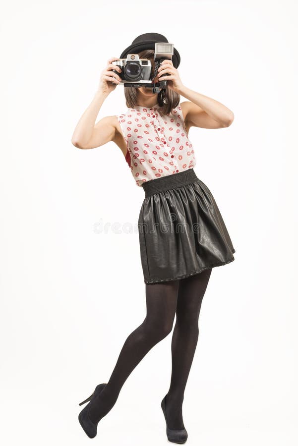 Frau, die Fotos mit Weinlesefilmkamera macht lizenzfreies stockfoto Frau, die Fotos mit Weinlesefilmkamera macht lizenzfreies stockfoto