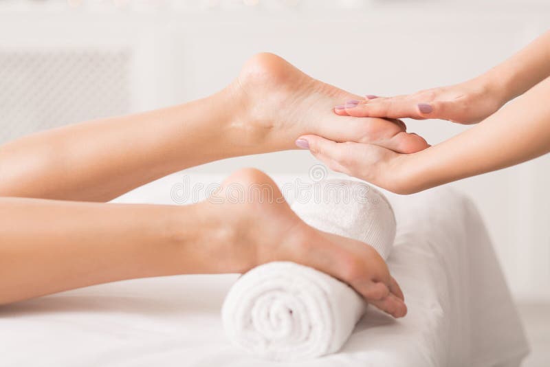 Frau, die Fußmassage am Gesundheitsbadekurort empfängt stockfotos Frau, die Fußmassage am Gesundheitsbadekurort empfängt stockfotos