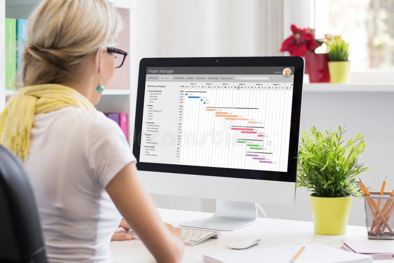 Frau, die Gantt-Diagramm für Projektleiter verwendet stockfotos