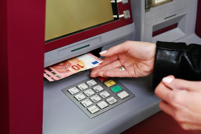 Frau, die Geld vom ATM zurücknimmt stockbilder Frau, die Geld vom ATM zurücknimmt stockbilder