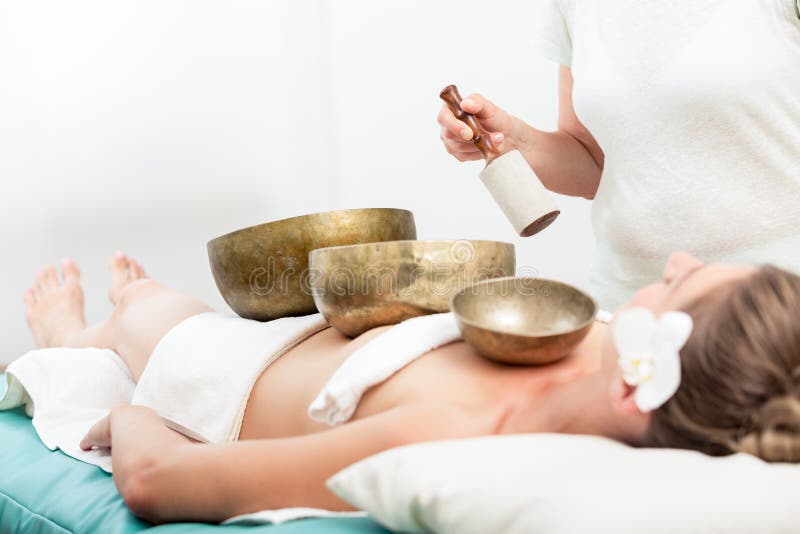 Frau, die Gesangglocke solide Therapie empfängt stockfotos Frau, die Gesangglocke solide Therapie empfängt stockfotos