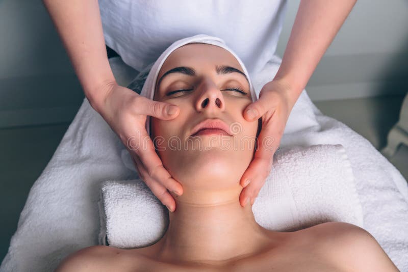 Frau, die Gesichtsbehandlung auf klinischer Mitte bekommt lizenzfreies stockbild Frau, die Gesichtsbehandlung auf klinischer Mitte bekommt lizenzfreies stockbild
