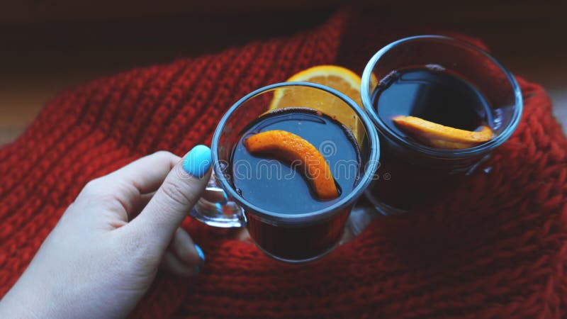 Frau, die Glühwein mit Gewürzen und Zitrusfrucht in ihrer Hand, Abschluss oben hält stockfoto Frau, die Glühwein mit Gewürzen und Zitrusfrucht in ihrer Hand, Abschluss oben hält stockfoto