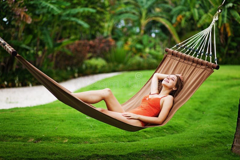 Frau, die in hammok legt stockbild Frau, die in hammok legt stockbild