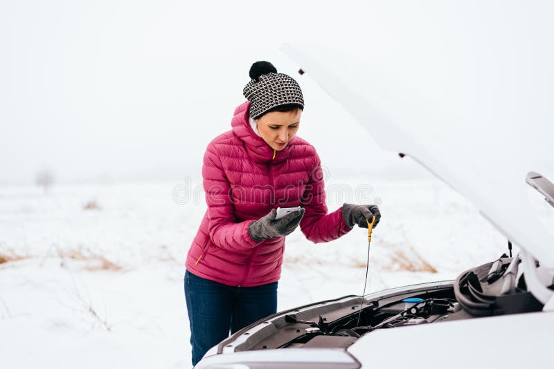 Frau, die Hilfe oder Unterstützung - Winterautozusammenbruch fordert lizenzfreies stockfoto Frau, die Hilfe oder Unterstützung - Winterautozusammenbruch fordert lizenzfreies stockfoto
