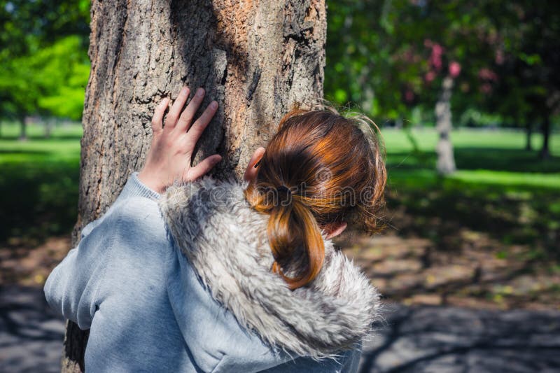 Frau Die Hinter Baum Im Park Sich Versteckt Stockbild Bild Von Sommer Geheimhaltung 54483647 