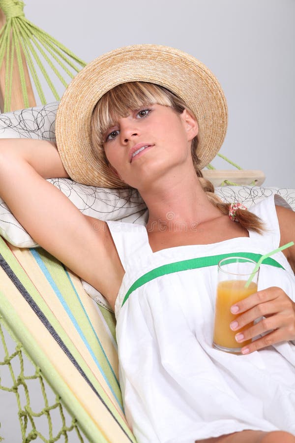 Frau, die in Hängematte legt lizenzfreie stockfotos Frau, die in Hängematte legt lizenzfreie stockfotos