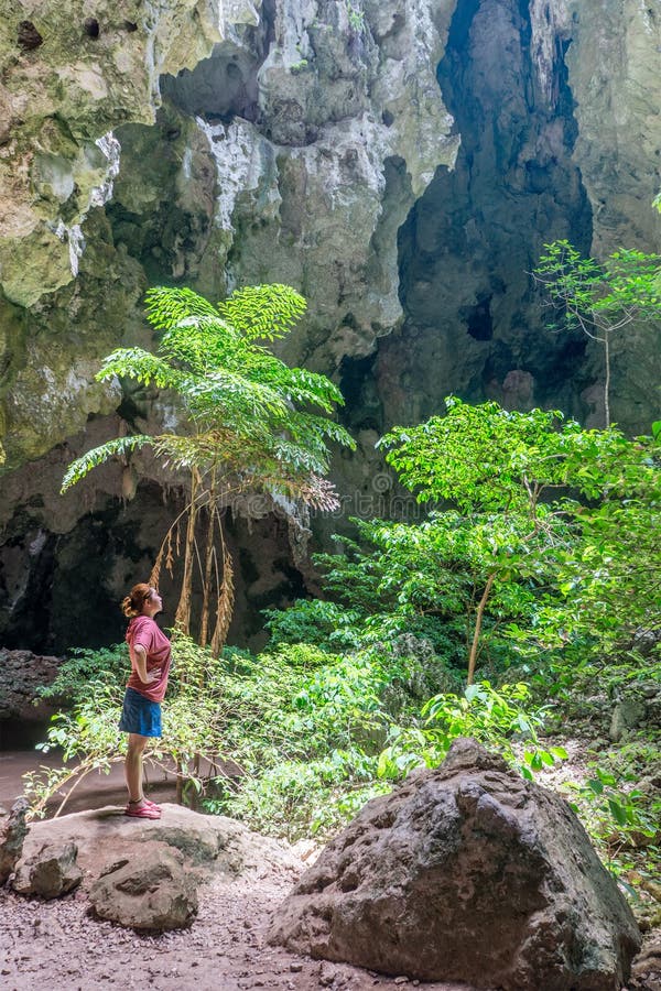 Frau, die in Höhle Tham Phraya Nakhon Phraya Nakhon steht stockbild Frau, die in Höhle Tham Phraya Nakhon Phraya Nakhon steht stockbild
