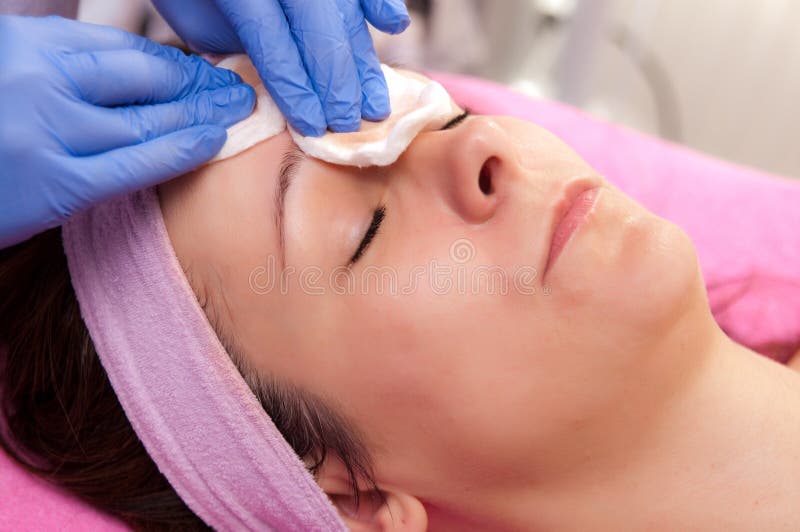 Frau, die ihr Gesicht sauber im Schönheitssalon hat lizenzfreies stockbild Frau, die ihr Gesicht sauber im Schönheitssalon hat lizenzfreies stockbild