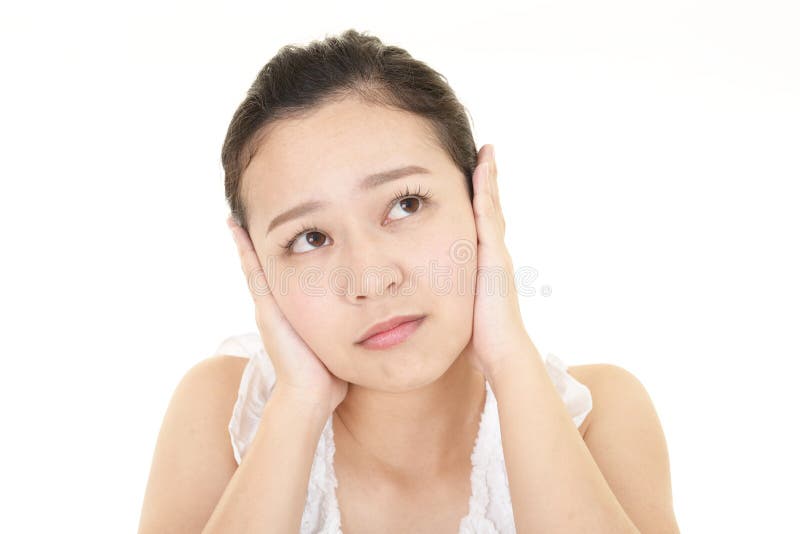 Frau, die ihre Ohren h?lt lizenzfreies stockbild Frau, die ihre Ohren h?lt lizenzfreies stockbild