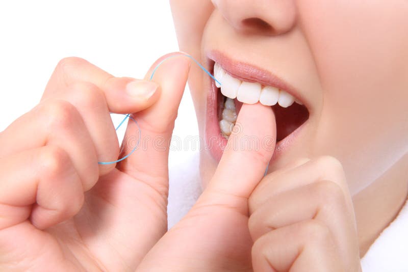 Frau, die ihre Zähne Flossing ist lizenzfreie stockfotografie Frau, die ihre Zähne Flossing ist lizenzfreie stockfotografie