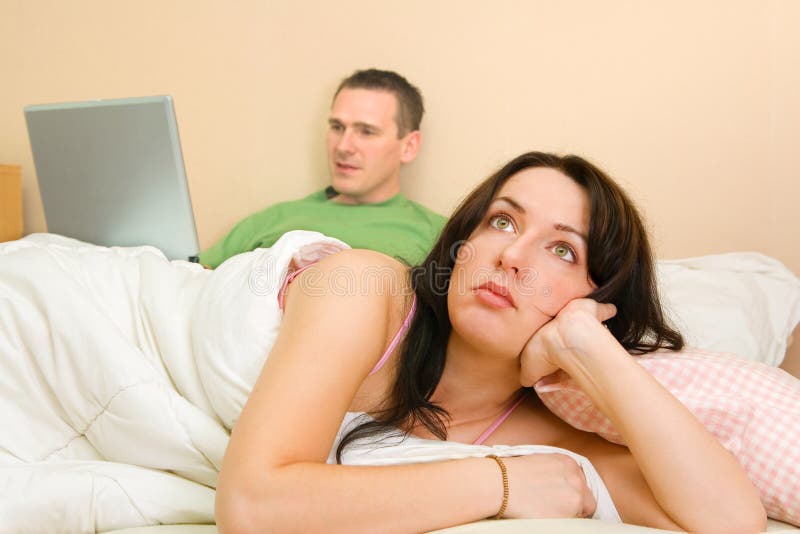 Frau, die im Bett denkt stockbilder Frau, die im Bett denkt stockbilder