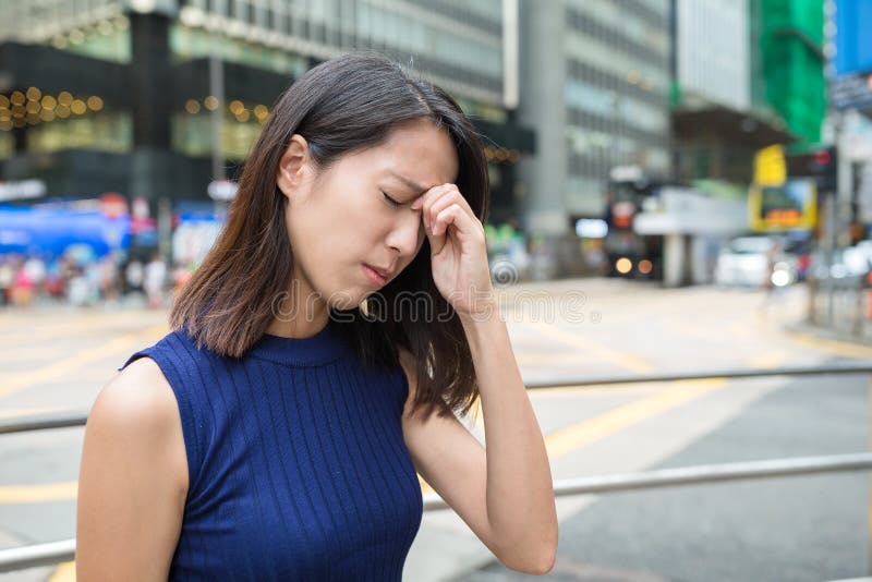 Frau, die an im Freien krank wird stockfotos Frau, die an im Freien krank wird stockfotos