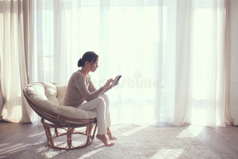 Frau, die im Stuhl sich entspannt lizenzfreie stockfotos Frau, die im Stuhl sich entspannt lizenzfreie stockfotos