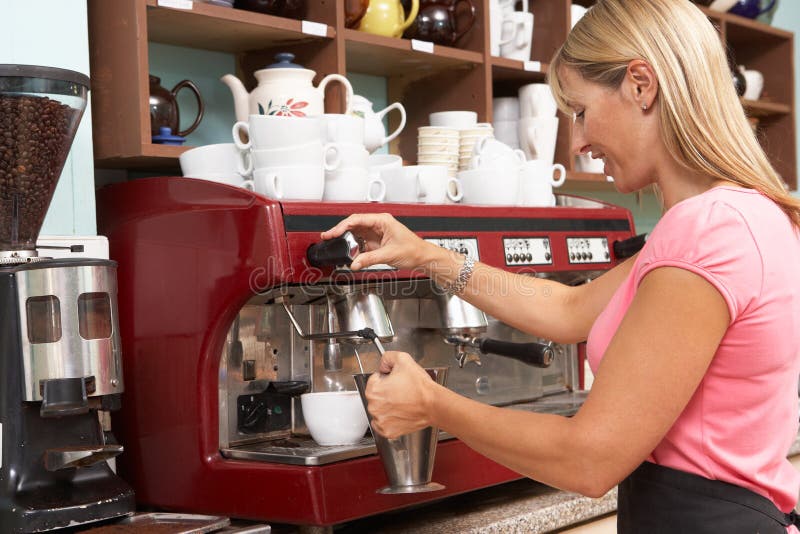 Frau macht Kaffee im Café lizenzfreie stockfotos