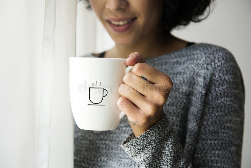 Frau hält Kaffeetassen-Mockup stockfoto