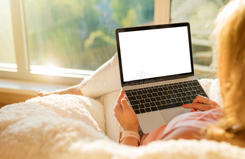 Frau, die Laptop-Computer mit leerem weißem Schirm verwendet lizenzfreie stockfotos