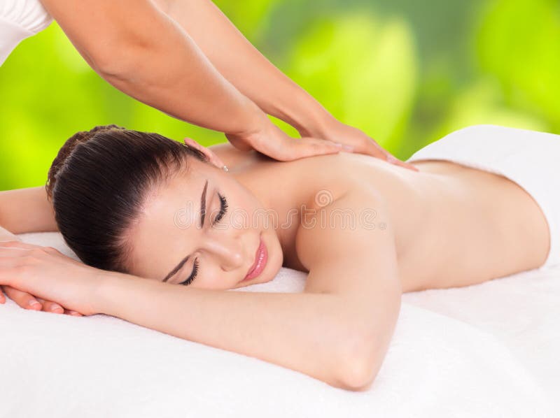 Frau, die Massage des Körpers im Naturbadekurort hat lizenzfreies stockfoto Frau, die Massage des Körpers im Naturbadekurort hat lizenzfreies stockfoto