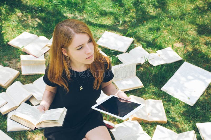 Frau, die mit ebook Leser und Buch lernt Wahl zwischen moderner pädagogischer Technologie und traditioneller Weisenmethode Mädche stockfotografie Frau, die mit ebook Leser und Buch lernt Wahl zwischen moderner pädagogischer Technologie und traditioneller Weisenmethode Mädche stockfotografie
