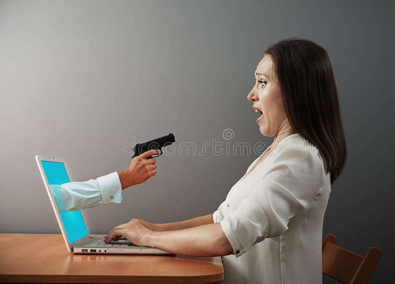 Frau, die mit Gewehr zur Hand schaut lizenzfreies stockbild Frau, die mit Gewehr zur Hand schaut lizenzfreies stockbild