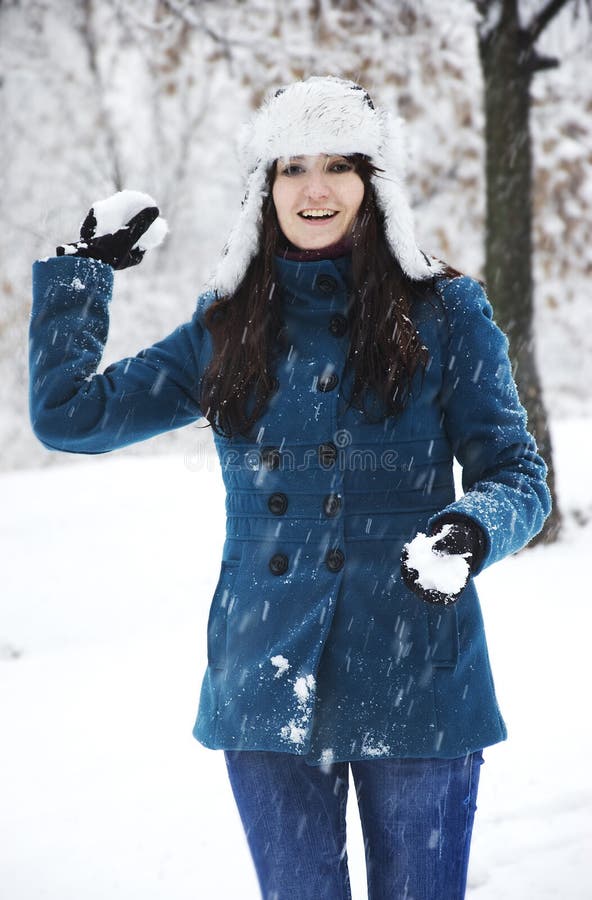 Frau spielt im Schnee lizenzfreies stockfoto
