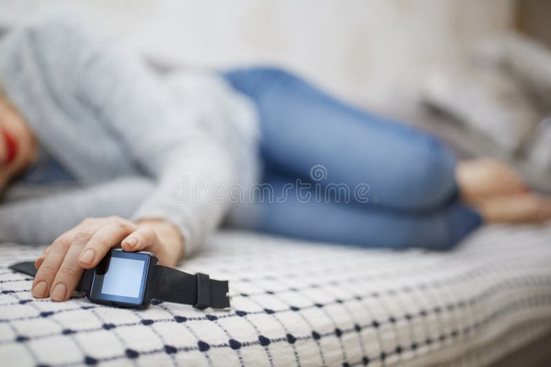 Frau, die mit smartwatch schläft stockfoto