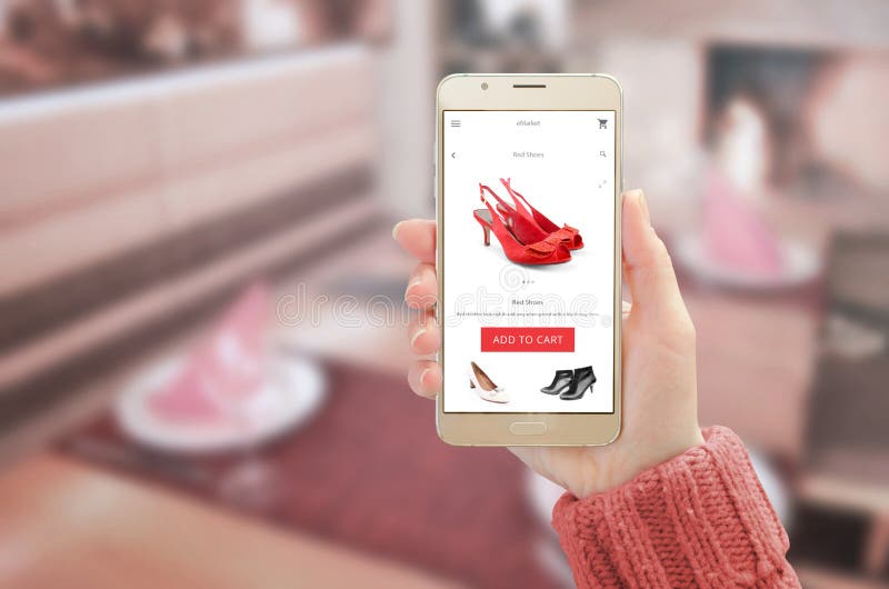 Frau, die modernem Gold intelligentes Telefon mit on-line-Einkaufsapp auf Gerätanzeige zeigt lizenzfreie stockfotografie Frau, die modernem Gold intelligentes Telefon mit on-line-Einkaufsapp auf Gerätanzeige zeigt lizenzfreie stockfotografie