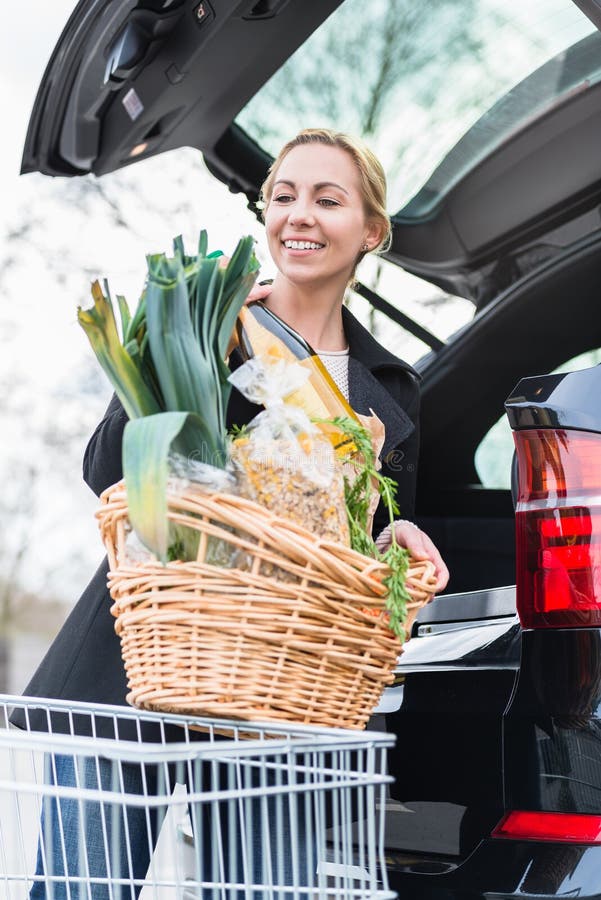 Frau Mit Einkaufskorb Mit Lebensmitteln in Den Kofferraum Nach Dem  Einkaufen Stockbild - Bild von lebensmittelgeschäft, lagern: 213461329