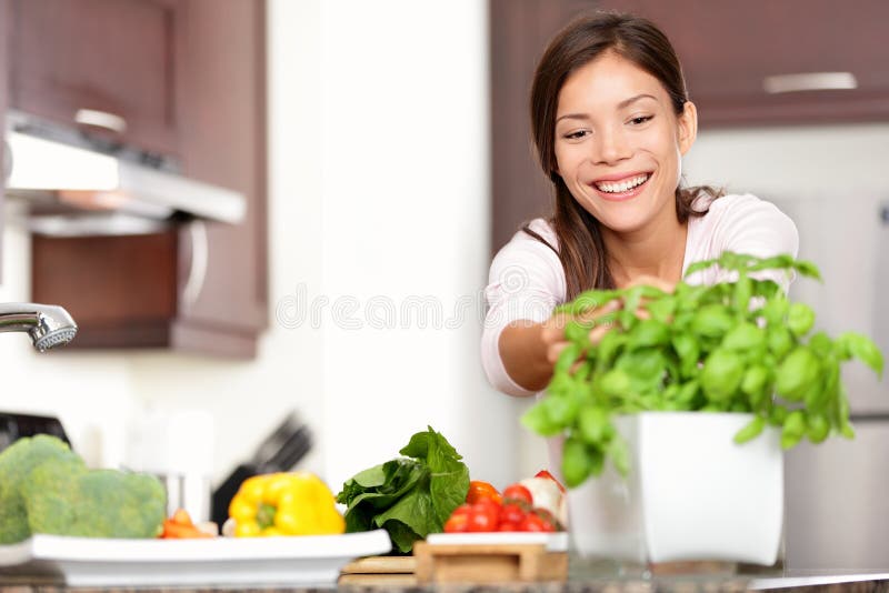 Frau kocht in der Küche lizenzfreies stockbild