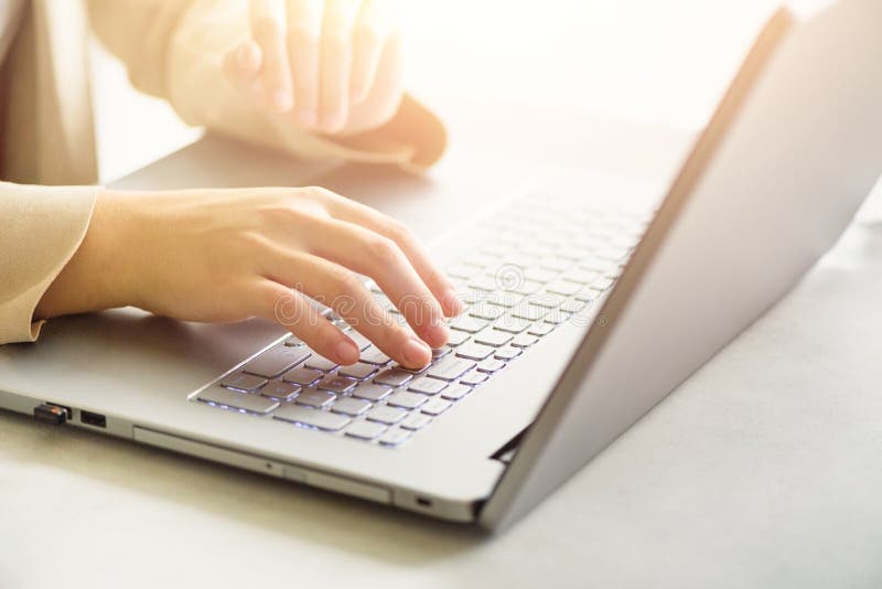 Frau, die oben an Computerabschluß arbeitet Frau übergibt das Schreiben auf Tastatur des Laptops, on-line-Einkaufsdetail Geschäft