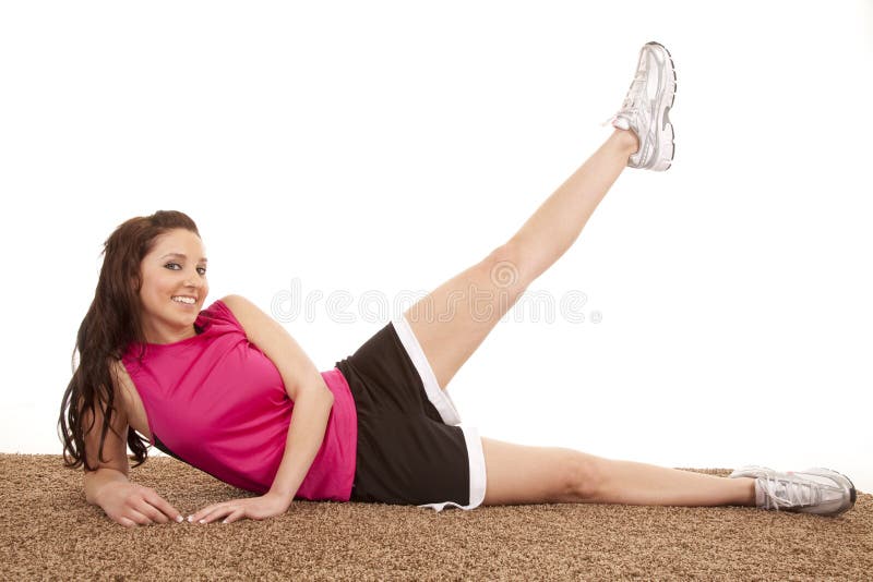 Frau, die oben Eignungfahrwerkbein legt stockfotografie