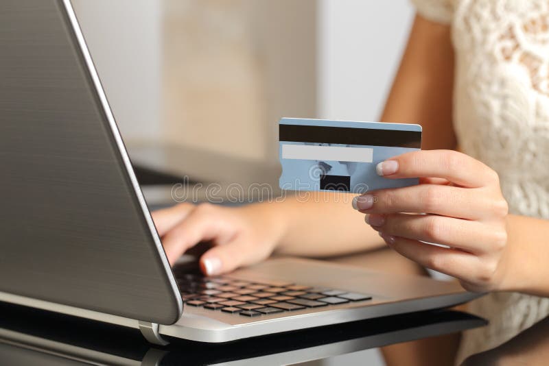 Frau, die online mit einem Kreditkarteelektronischen geschäftsverkehr kauft