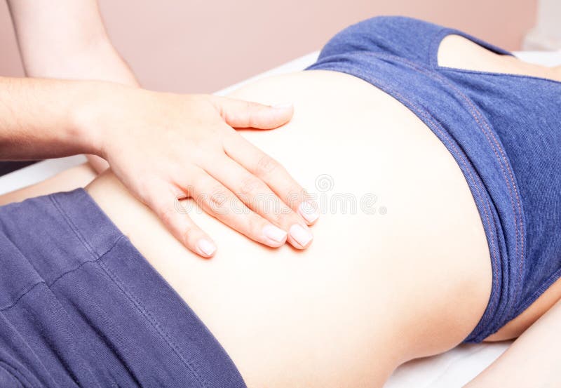 Frau, die osteopathic Behandlung ihres Bauches bekommt stockbild Frau, die osteopathic Behandlung ihres Bauches bekommt stockbild