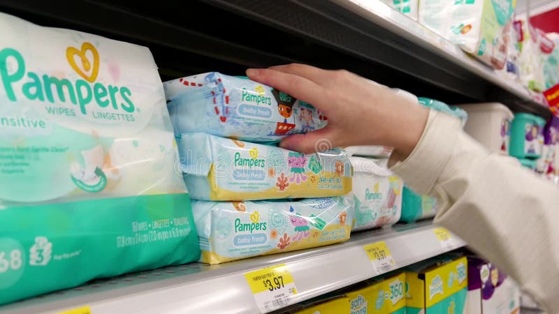 Frau, die Pampers-Baby neues Abwischen kauft