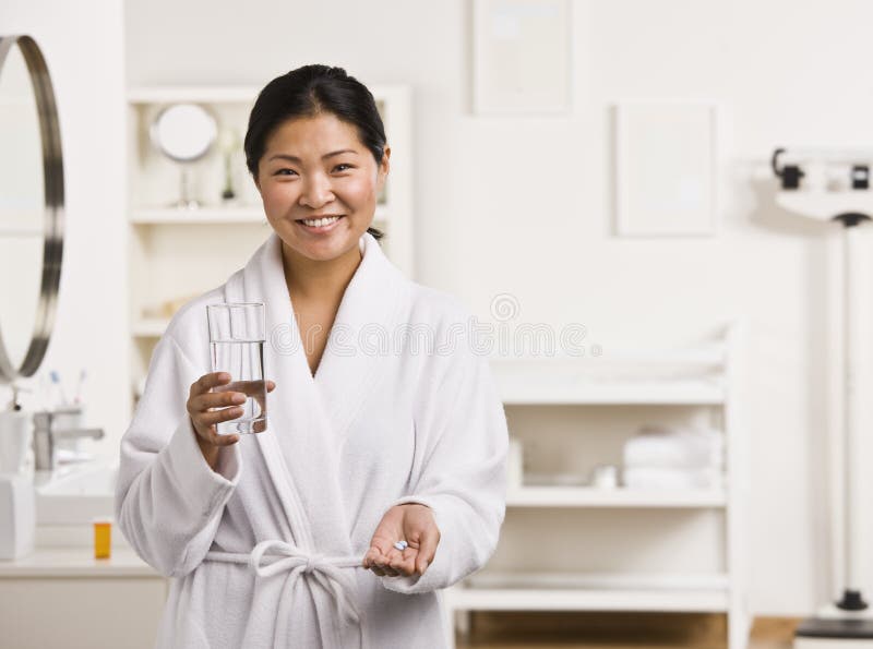 Frau, die Pillen nimmt lizenzfreies stockfoto Frau, die Pillen nimmt lizenzfreies stockfoto