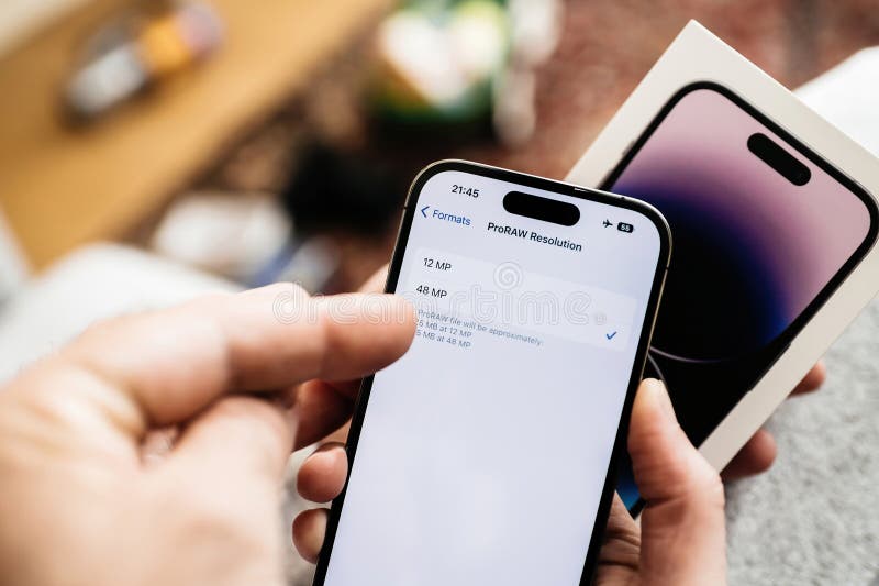 Frau, die die Programmauflösung auf iPhone 15 pro auswählt stockbild
