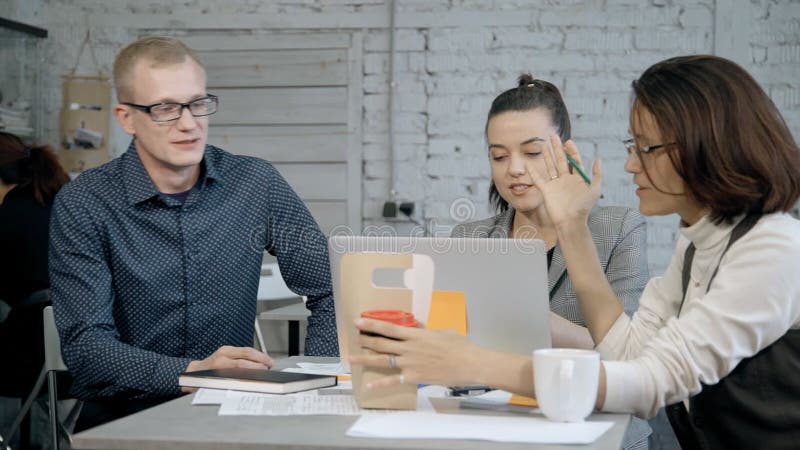 Frau, die Projekt oder Strategie mit Angestelltem im Büro bespricht