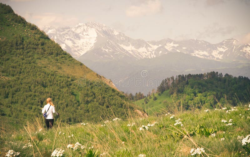 Frau, die Reise-Lebensstilkonzept im Freien wandert lizenzfreie stockbilder Frau, die Reise-Lebensstilkonzept im Freien wandert lizenzfreie stockbilder