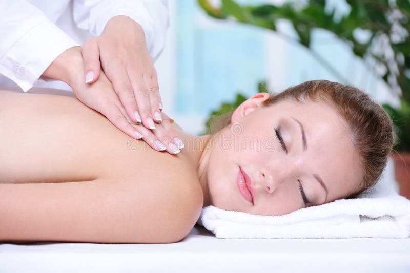 Frau, die rückseitige Massage und Entspannung erhält