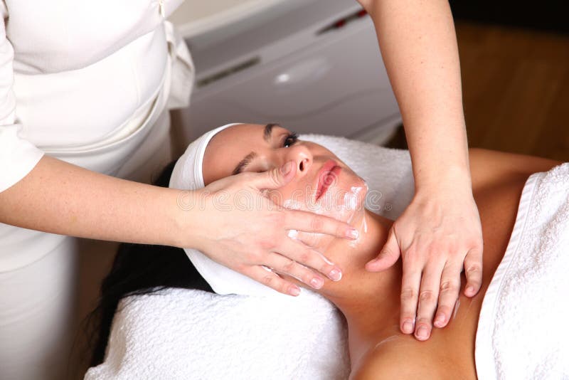Frau, die Sahnebadekurortlotion erhält stockfoto Frau, die Sahnebadekurortlotion erhält stockfoto