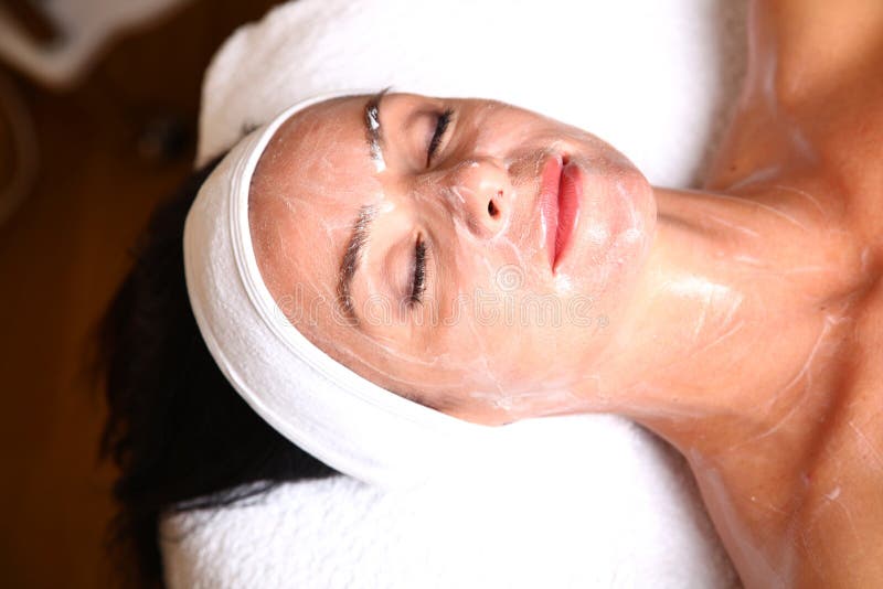 Frau, die Sahnebadekurortlotion erhält lizenzfreie stockfotos Frau, die Sahnebadekurortlotion erhält lizenzfreie stockfotos