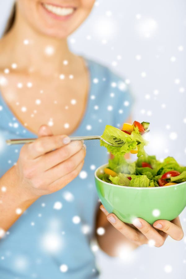 Frau, die Salat mit Gemüse isst stockbilder Frau, die Salat mit Gemüse isst stockbilder