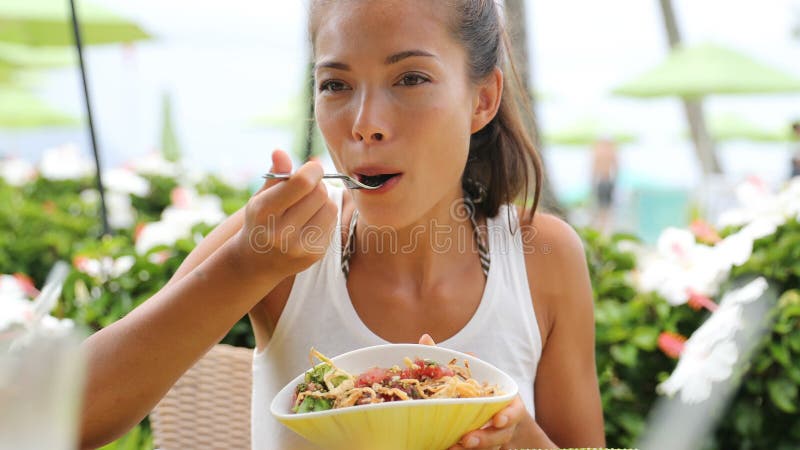 Frau, die Salat am Restaurant zu essen