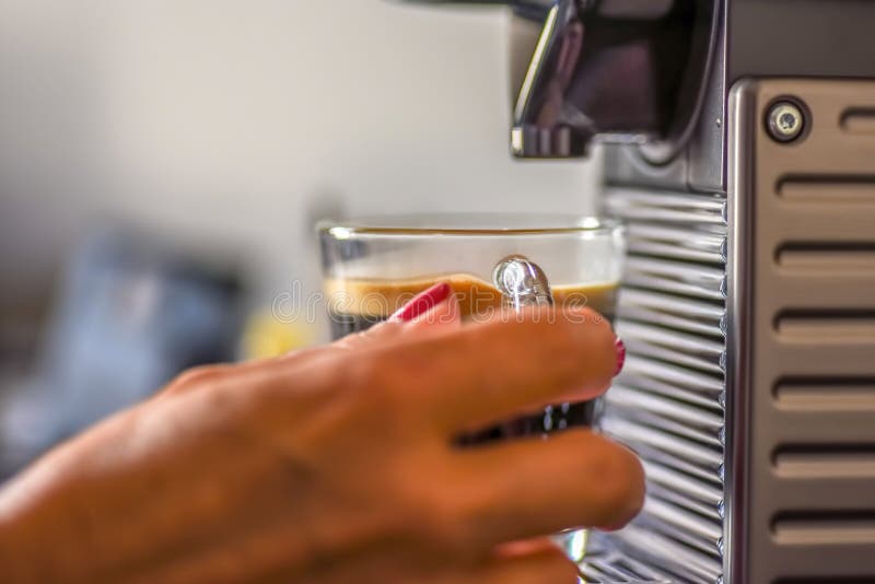 Frau, die Schale vom cappucino am Morgen - Weichzeichnung für Effekt herstellt lizenzfreies stockbild Frau, die Schale vom cappucino am Morgen - Weichzeichnung für Effekt herstellt lizenzfreies stockbild