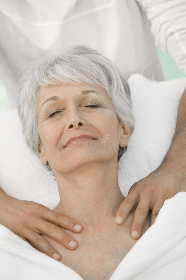 Frau, die Schulter-Massage genießt lizenzfreie stockfotografie Frau, die Schulter-Massage genießt lizenzfreie stockfotografie